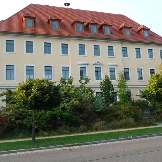 Herrenhaus des ehemaligen Lehnguts Pulsnitzer Straße 3