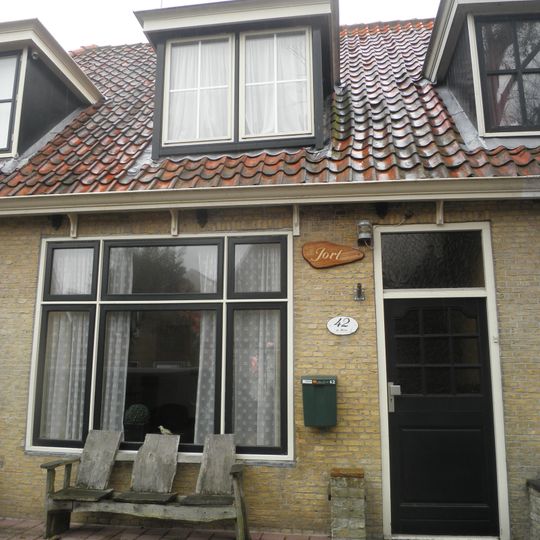 Eenvoudige woning onder hoog zadeldak