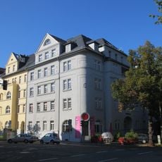 Mietshaus in geschlossener Bebauung in Ecklage mit Laden und Resten des Vorgartens Barbarossastraße 71