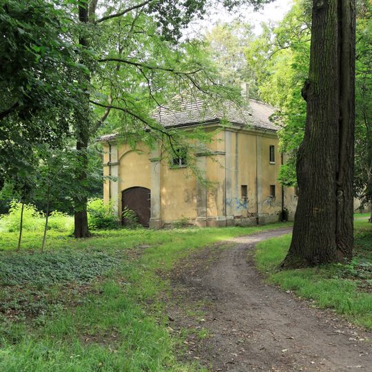 Einzeldenkmale der Sachgesamtheit Schloss und Park Schönwölkau: Schloss , Wirtschaftsgebäude, Remisengebäude, Einfriedung und zwei Toranlagen, Orangerie, Brücke, Brunneneinfassung, Torhaus - (