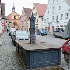 Gusseiserner Brunnen in der Hauptstraße