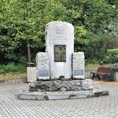 Pomník padlým na návsi ve Zbuzanech