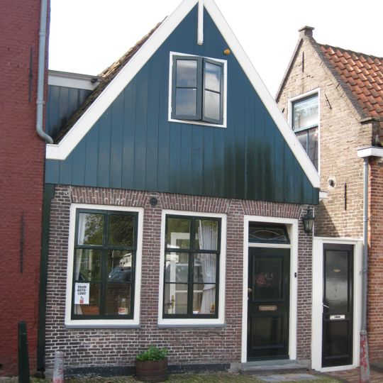 Pand met houten topgevel en empire-vensters