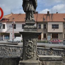 Socha svatého Jana Nepomuckého u mostu v Havlíčkově ulici v Chrudimi