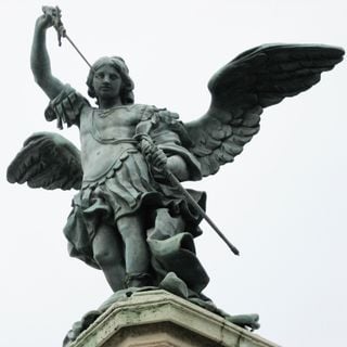 Statue de l'archange saint Michel