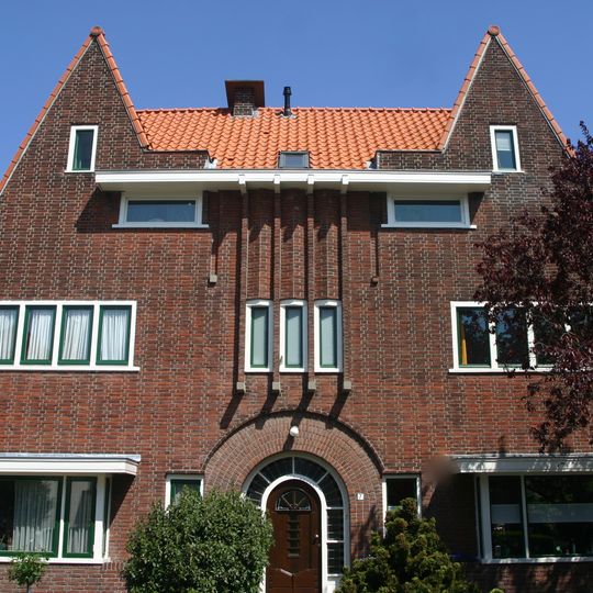 Vrijstaande dubbele villa, in Amsterdamse Schoolstijl. Het pand maakt deel uit van een samenhangend ensemble van woningen