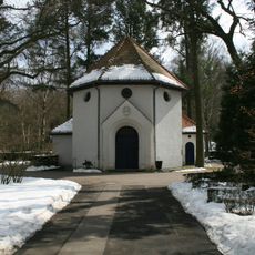 Feierhalle und Einfriedung des Friedhofs Heiligensee Sandhauser Straße 78/130