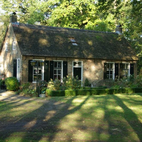 Woonhuis onder rieten dak, afsluiting van de Brink