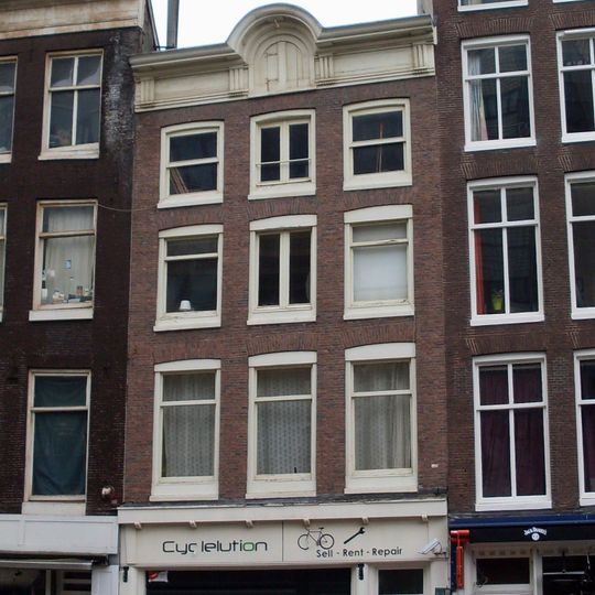 Pand met gevel onder verhoogde lijst met triglyfen