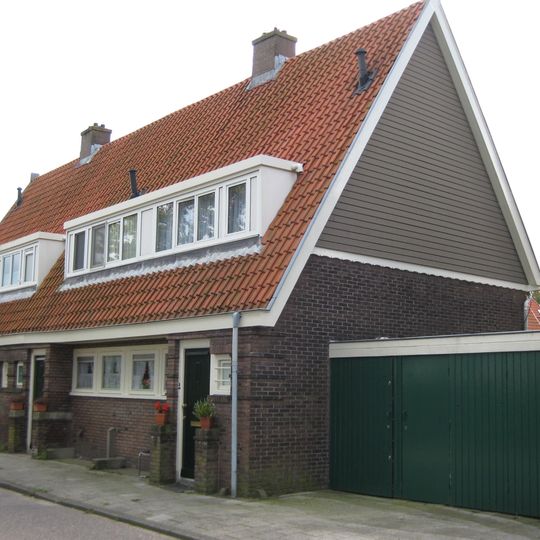 Blok met 4 keukenwoningen, zo genoemd vanwege destijds nieuwe plaatsing van keuken aan de voorzijde, aan de zijkant een houten topgevel, bouwstijl Amsterdamse School.