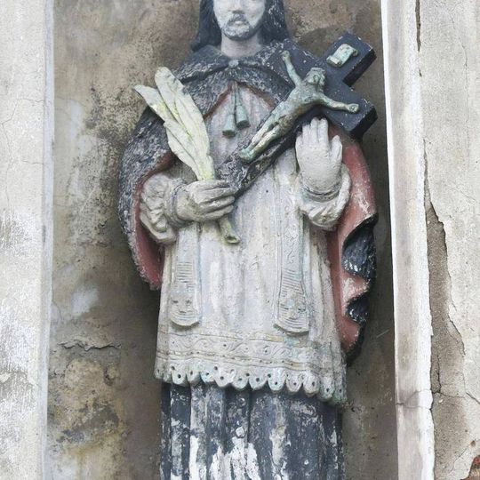 Socha svatého Jana Nepomuckého ve výklenku hřbitovní zdi v Roudníkách