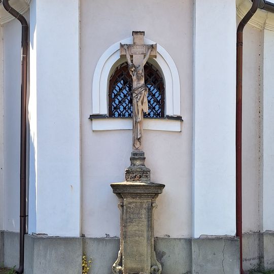 Kříž v Chocni za kostelem