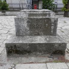 Kríž pri kostole, podstavec