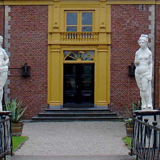 Fraeylemaborg, twee beelden bij de brug