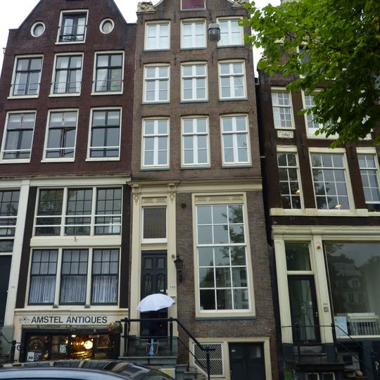 Pand met ingezwenkte halsgevel met deuromlijsting en puilijst