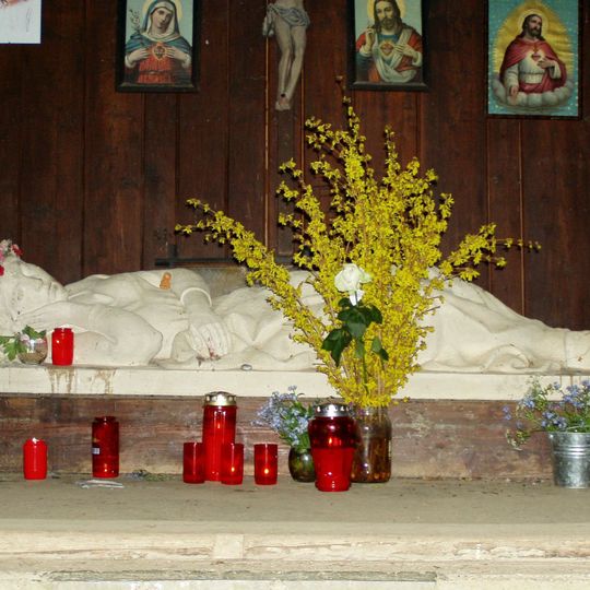 Quellheiligtum, Rosaliengrotte mit Brunnenschale am Hemmaberg