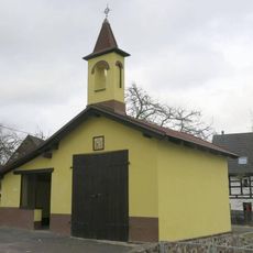 Kaple předělaná na hasičárnu na návsi v Radešíně