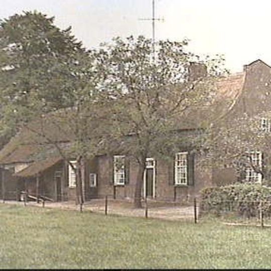 Boerderij van het noord-brabantse langgeveltype, met als korte voorgevel een klokgevel