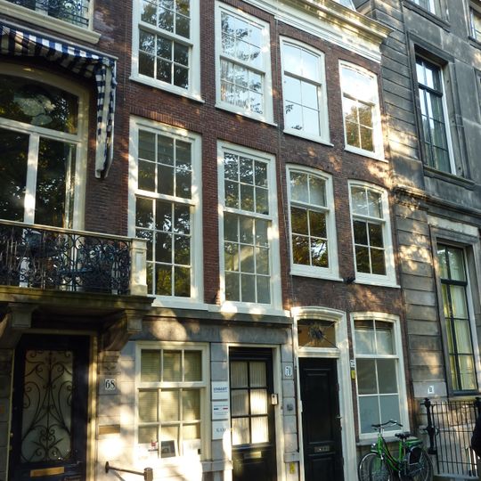 Pand met bakstenen gevel met rechte kroonlijst