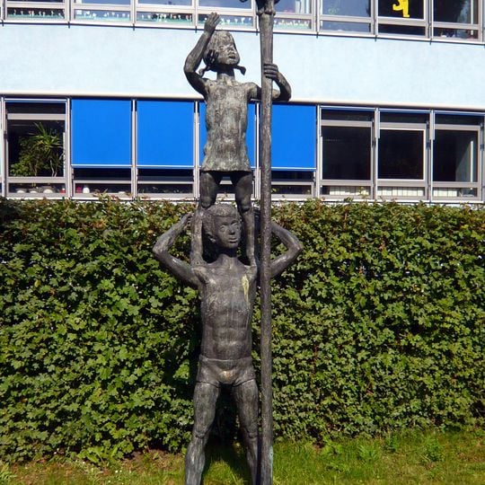 Zwei Kinder mit Katze