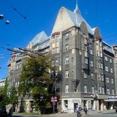 Īres nams ar veikaliem