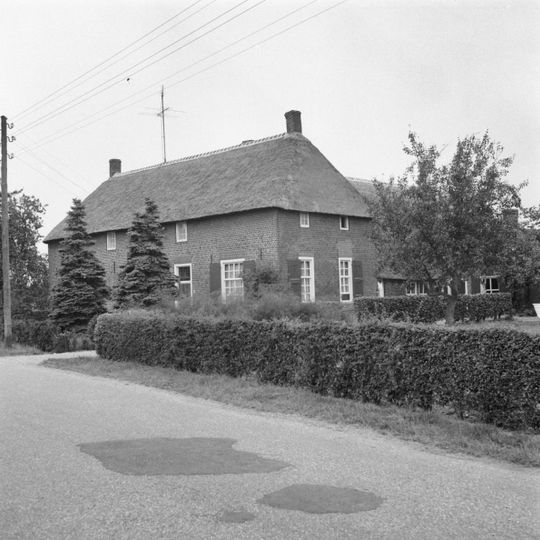 Hoeve op T-vormige plattegrond met woongedeelte onder strodak