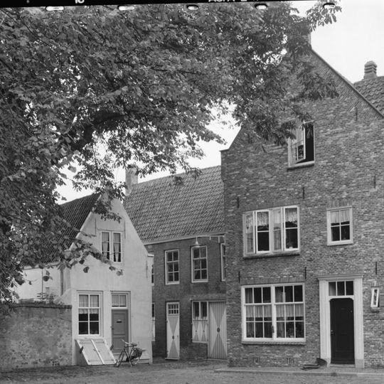 Huis met gepleisterde puntgevel