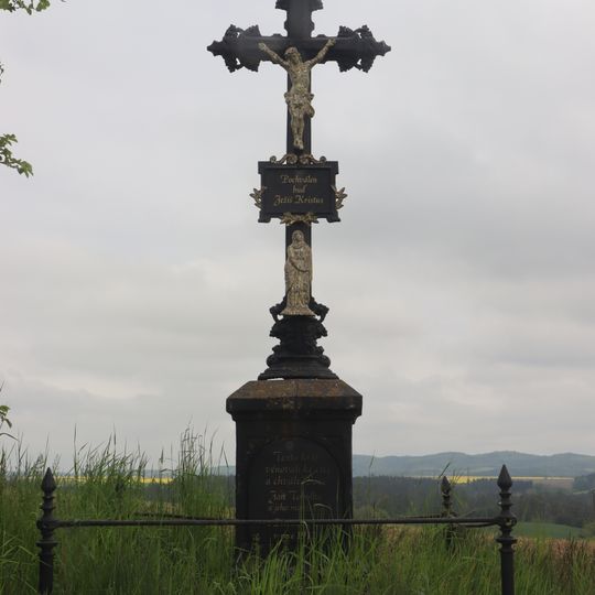 Kříž severně od Kostník u polní cesty