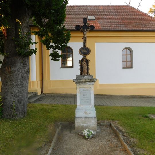 Kříž u kostela v Němčanech