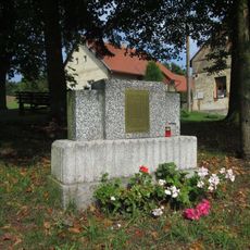 Pomník padlým v Ostrovci