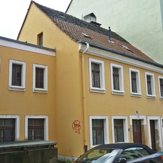Wohnhaus in geschlossener Bebauung und Granittrog Steinweg 21