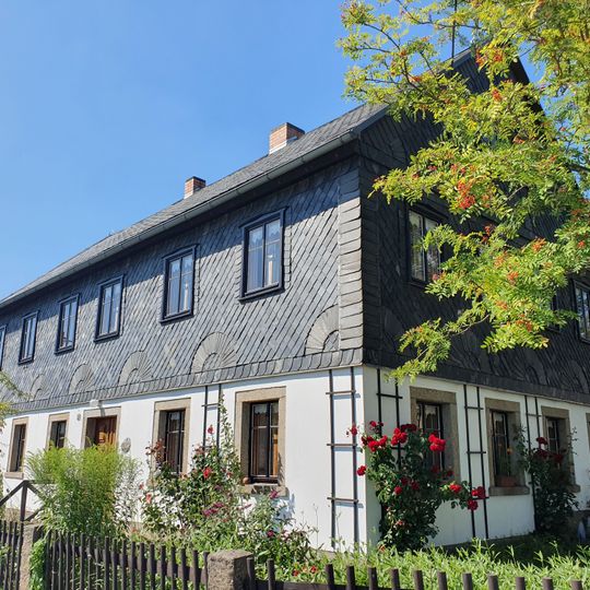 Wohnhaus und Granittrog sowie Viehtränke im Garten Wiesenstraße 18