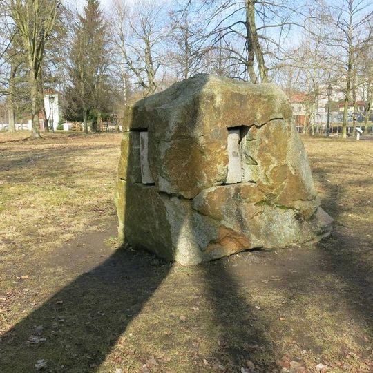 Kamenná plastika Mantrové mlýnky v zámeckém parku v Ostrově nad Ohří