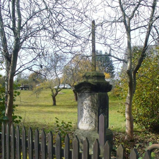 Kříž v zahradě domu 126 v Mařenicích