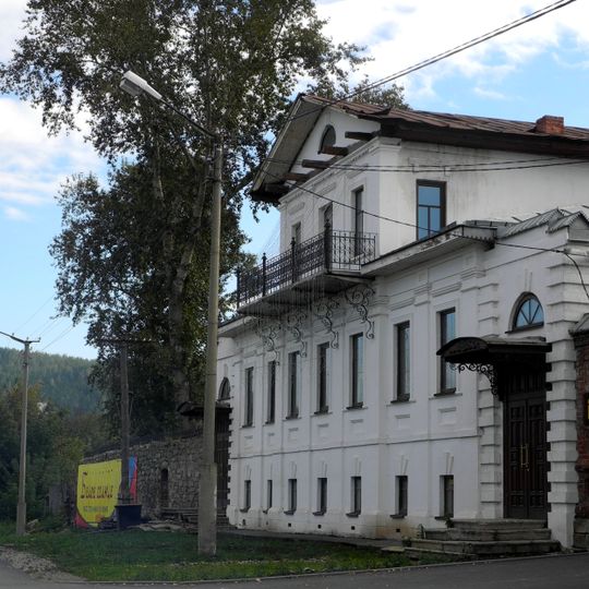 Дом с мезонином