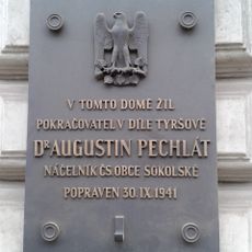 Pamětní deska Augustina Pechláta na domě Revoluční 1247/26 v Praze
