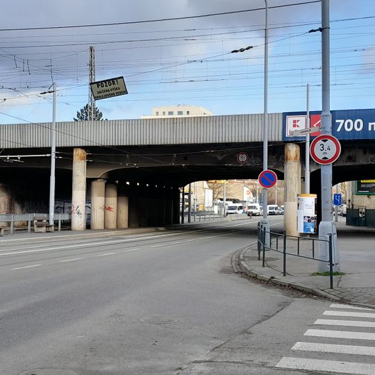 Železniční most přes ulici Bubeníčkova