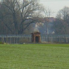 Kaplička v poli severovýchodně od Zálužic