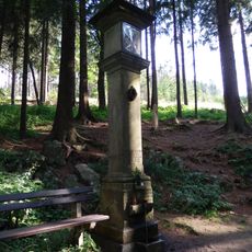 Sloup se sochou Panny Marie s pramenem