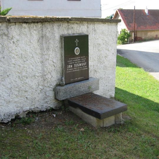 Pomník padlému v druhé světové válce u kostela Jana Křtitele v Pravoníně