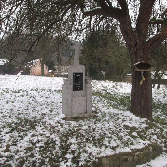 Kříž ve Šlovicích u křižovatky