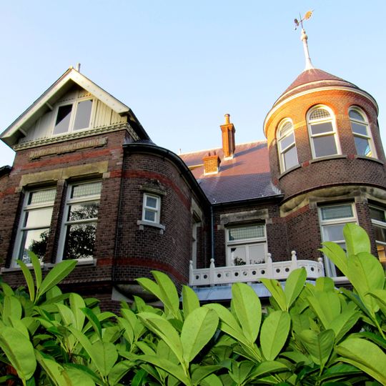 Vrijstaande villa met tuinhek in overgangsarchitectuur