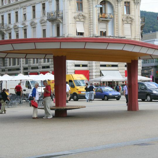 Abri pour personnes et candélabre d'éclairage