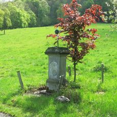 Kříž u polní cesty v severní části Merboltic