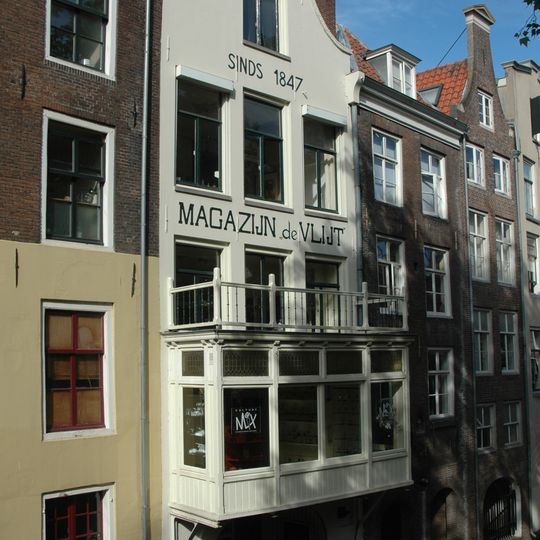 Pand met klokgevel aan de zijde van de Oudegracht