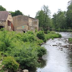 Westliches Wohnhaus, südliches Wohnmühlenhaus und nördliche Scheune eines Mühlengehöftes sowie zwei Toreinfahrtspfeiler Industriestraße 1