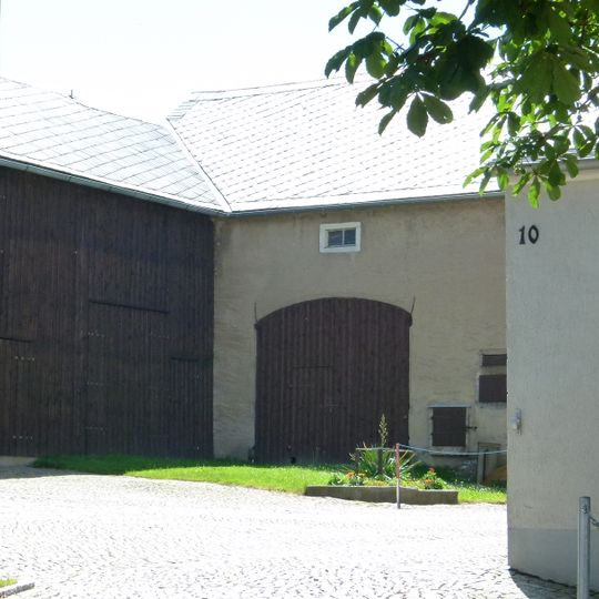 Wohnhaus, nördliche Stallscheune und winklige Scheunen eines Vierseithofes Am Belmsdorfer Berg 10
