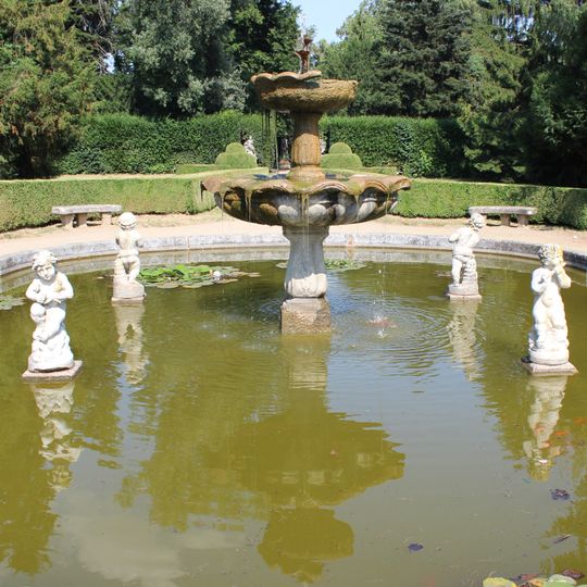 Kašna v zámeckém parku v Buchlovicích