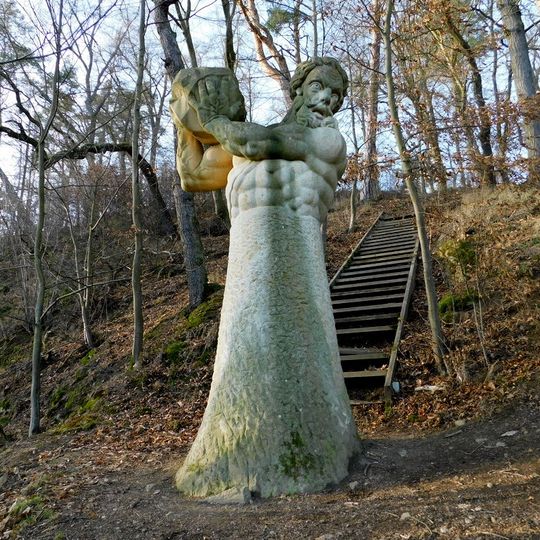 Socha Herkula v zámeckém parku ve Vlašimi