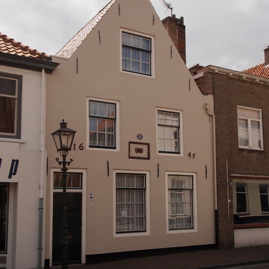 Pand met gecementeerde tuitgevel